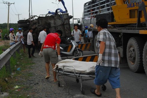 Xe tải gặp tai nạn kinh hoàng sau cú gãy văng bánh trước