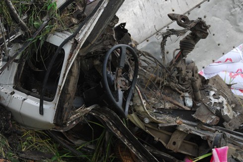 Xe tải gặp tai nạn kinh hoàng sau cú gãy văng bánh trước