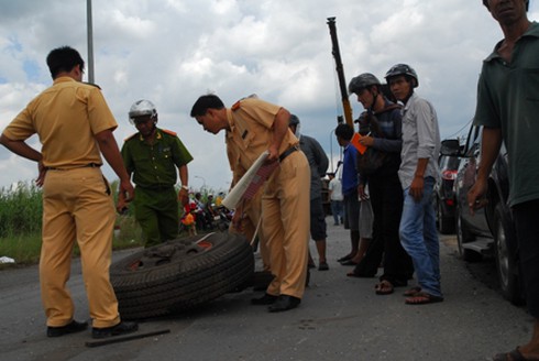 Xe tải gặp tai nạn kinh hoàng sau cú gãy văng bánh trước