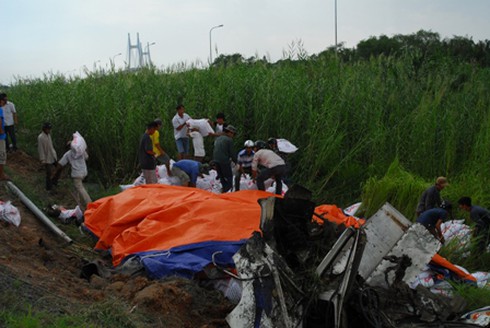 Xe tải gặp tai nạn kinh hoàng sau cú gãy văng bánh trước