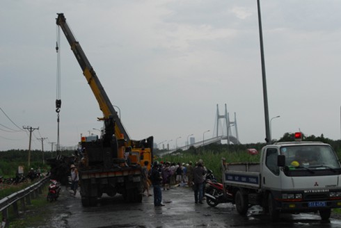 Xe tải gặp tai nạn kinh hoàng sau cú gãy văng bánh trước