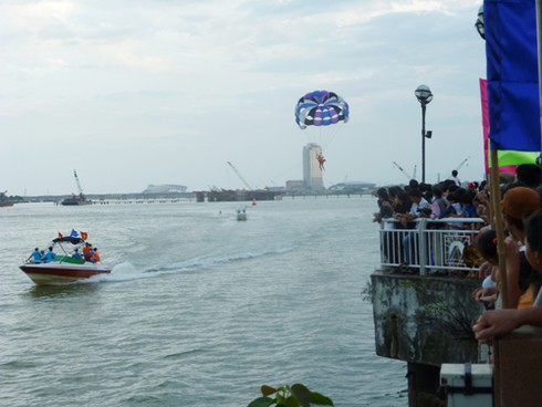 Đà Nẵng: Biểu diễn lướt ván, dù bay nhân dịp lễ 2/9