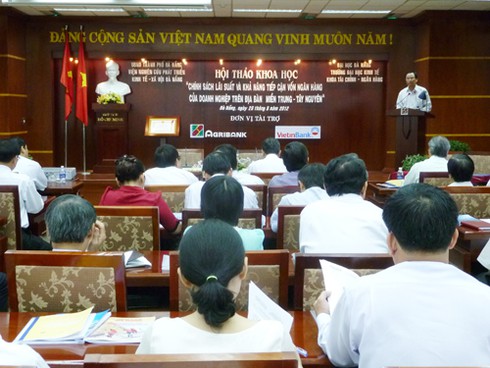 Vốn lãi suất thấp của ngân hàng chỉ cho `vay nóng`?