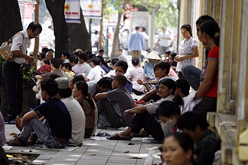 Trải chiếu ngủ vỉa hè chờ vợ đẻ