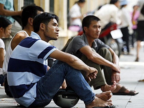 Trải chiếu ngủ vỉa hè chờ vợ đẻ