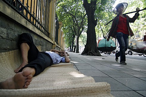 Trải chiếu ngủ vỉa hè chờ vợ đẻ