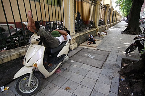 Trải chiếu ngủ vỉa hè chờ vợ đẻ