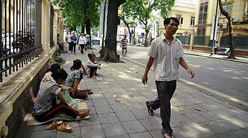 Trải chiếu ngủ vỉa hè chờ vợ đẻ