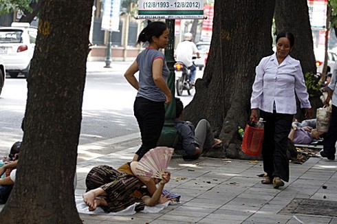 Trải chiếu ngủ vỉa hè chờ vợ đẻ