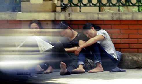 Trải chiếu ngủ vỉa hè chờ vợ đẻ