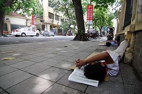 Trải chiếu ngủ vỉa hè chờ vợ đẻ