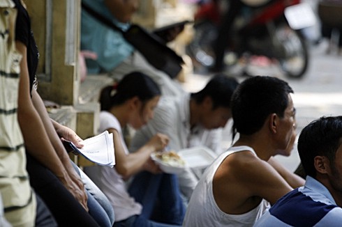 Trải chiếu ngủ vỉa hè chờ vợ đẻ