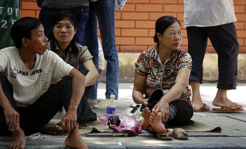 Trải chiếu ngủ vỉa hè chờ vợ đẻ