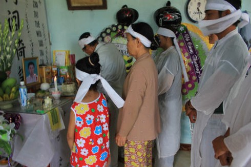 Truy nã kẻ giết bạn thân rồi chôn ngồi dưới bãi cát