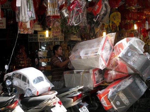 Phố Hàng Mã ngập hàng “khủng” mùa Vu Lan