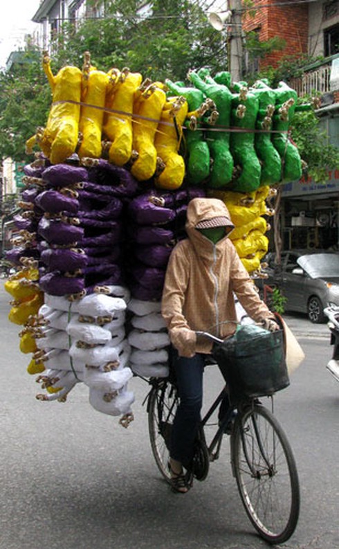 Phố Hàng Mã ngập hàng “khủng” mùa Vu Lan