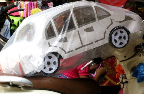 Phố Hàng Mã ngập hàng “khủng” mùa Vu Lan