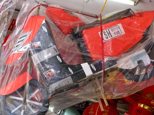 Phố Hàng Mã ngập hàng “khủng” mùa Vu Lan