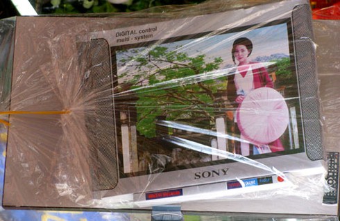 Phố Hàng Mã ngập hàng “khủng” mùa Vu Lan