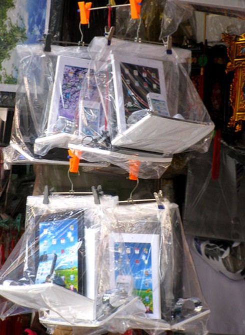 Phố Hàng Mã ngập hàng “khủng” mùa Vu Lan