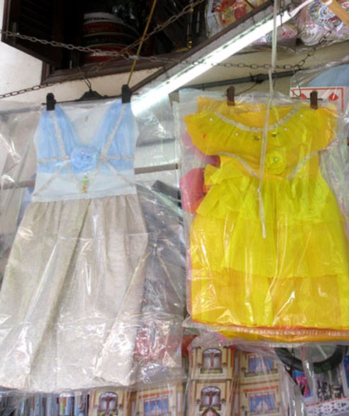 Phố Hàng Mã ngập hàng “khủng” mùa Vu Lan