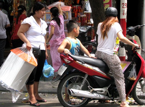 Phố Hàng Mã ngập hàng “khủng” mùa Vu Lan