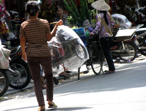 Phố Hàng Mã ngập hàng “khủng” mùa Vu Lan