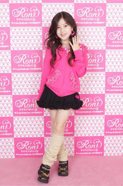 Mẫu nhí 11 tuổi người Nhật gây sốt trên mạng