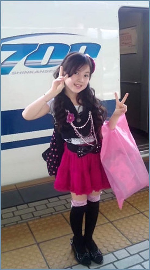 Mẫu nhí 11 tuổi người Nhật gây sốt trên mạng