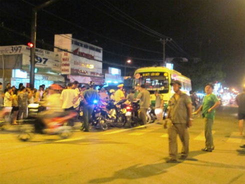 Xe buýt húc hàng loạt xe máy đang chờ đèn đỏ