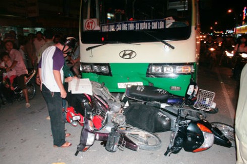 Xe buýt húc hàng loạt xe máy đang chờ đèn đỏ