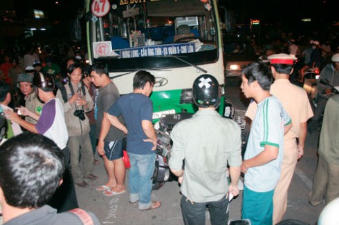 Xe buýt húc hàng loạt xe máy đang chờ đèn đỏ