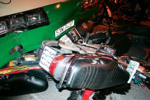 Xe buýt húc hàng loạt xe máy đang chờ đèn đỏ