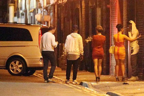 Balotelli dùng siêu xe làm mồi câu gái