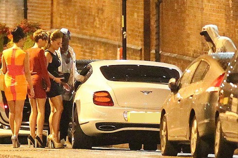 Balotelli dùng siêu xe làm mồi câu gái