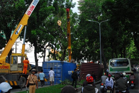 Xe container cua gấp lật ngửa giữa phố