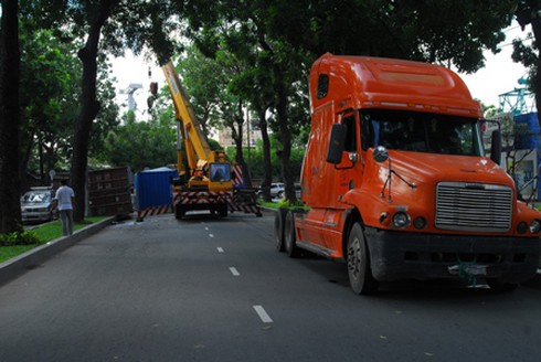 Xe container cua gấp lật ngửa giữa phố