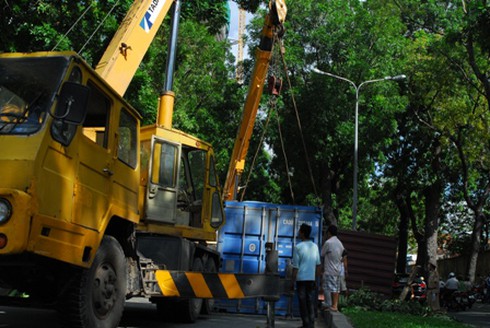 Xe container cua gấp lật ngửa giữa phố