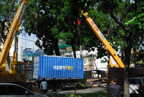 Xe container cua gấp lật ngửa giữa phố