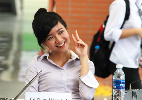 Cô giáo 9X khiến nam sinh trường Ams 'chao đảo'