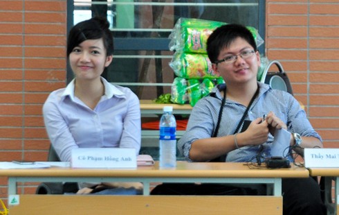 Cô giáo 9X khiến nam sinh trường Ams 'chao đảo'