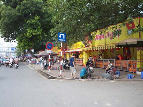 Hà Nội dẹp vỉa hè để `chiều` DN bán bánh trung thu?