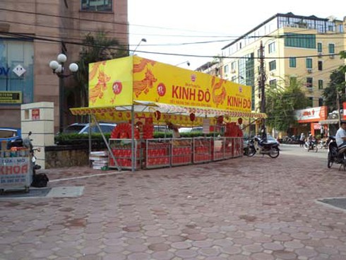 Hà Nội dẹp vỉa hè để `chiều` DN bán bánh trung thu?