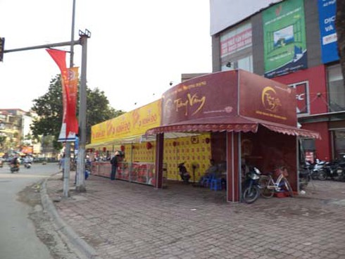 Hà Nội dẹp vỉa hè để `chiều` DN bán bánh trung thu?