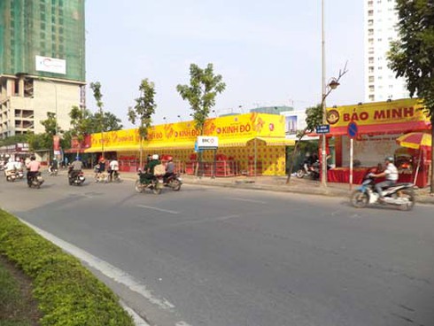 Hà Nội dẹp vỉa hè để `chiều` DN bán bánh trung thu?