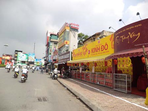 Hà Nội dẹp vỉa hè để `chiều` DN bán bánh trung thu?