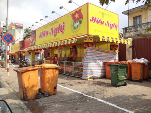 Hà Nội dẹp vỉa hè để `chiều` DN bán bánh trung thu?