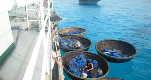 Bộ đội Trường Sa giúp ngư dân yên tâm bám biển