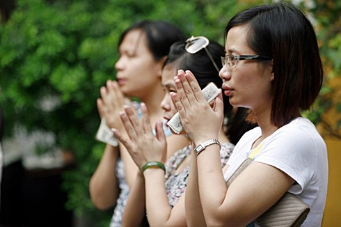 Người Hà Nội lên chùa làm lễ Vu Lan