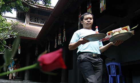 Người Hà Nội lên chùa làm lễ Vu Lan